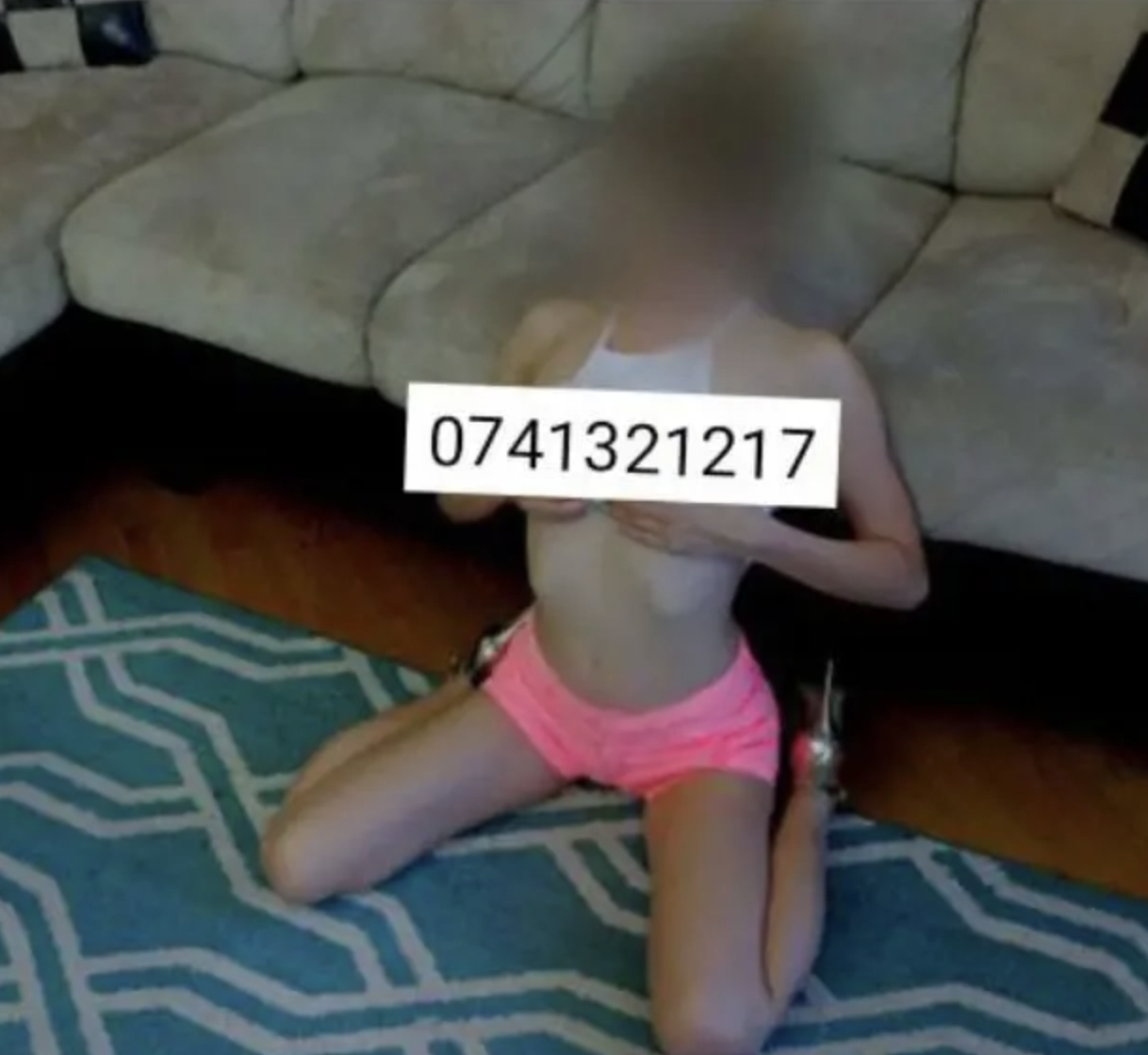 Singură în locație